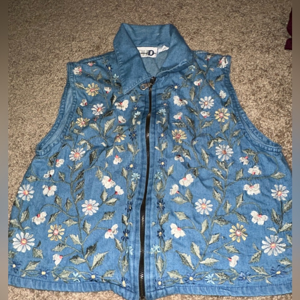 Vintage floral cross stitch zip up vest 
Size medium Paul Harrison